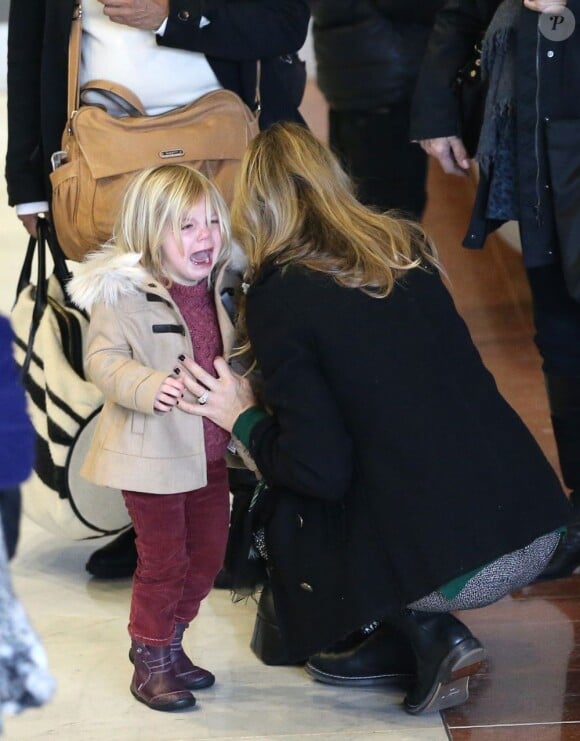 Christine Baumgartner réconfore la petite dernière Grace Avery en pleurs à son arrivée à l'aéroport Roissy-Charles-de-Gaulle, le 15 janvier 2013.