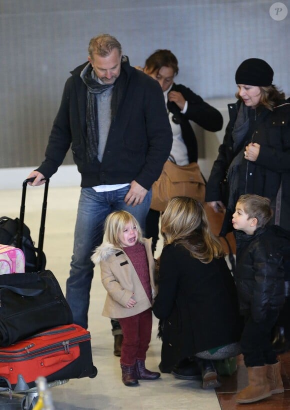 Kevin Costner, sa femme Christine Baumgartner et leurs enfants Grace Avery, Hayes et Cayden, à l'aéroport Roissy-Charles-de-Gaulle, le 15 janvier 2013.