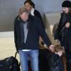Kevin Costner accompagne le petit Hayes à son arrivée à l'aéroport Roissy-Charles-de-Gaulle, le 15 janvier 2013.