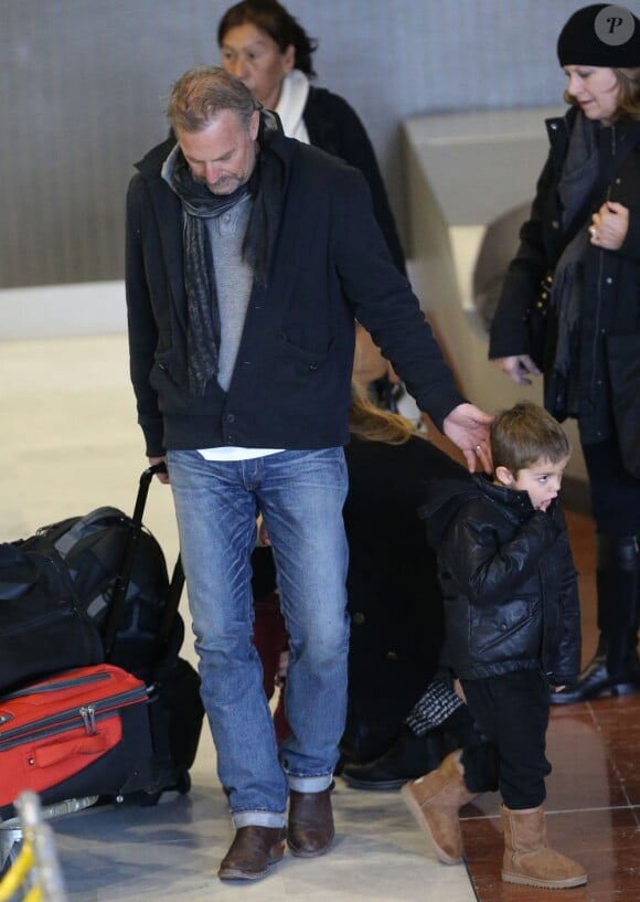 Kevin Costner accompagne le petit Hayes à son arrivée à l'aéroport Roissy-Charles-de-Gaulle, le 15 janvier 2013.