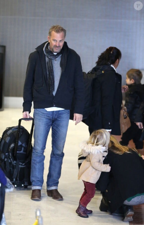 Kevin Costner, visiblement fatigué à son arrivée à l'aéroport Roissy-Charles-de-Gaulle, le 15 janvier 2013.