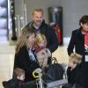 Kevin Costner, sa femme Christine Baumgartner et leurs enfants Grace Avery, Hayes et Cayden débarquent avec le sourire à l'aéroport Roissy-Charles-de-Gaulle, le 15 janvier 2013.
