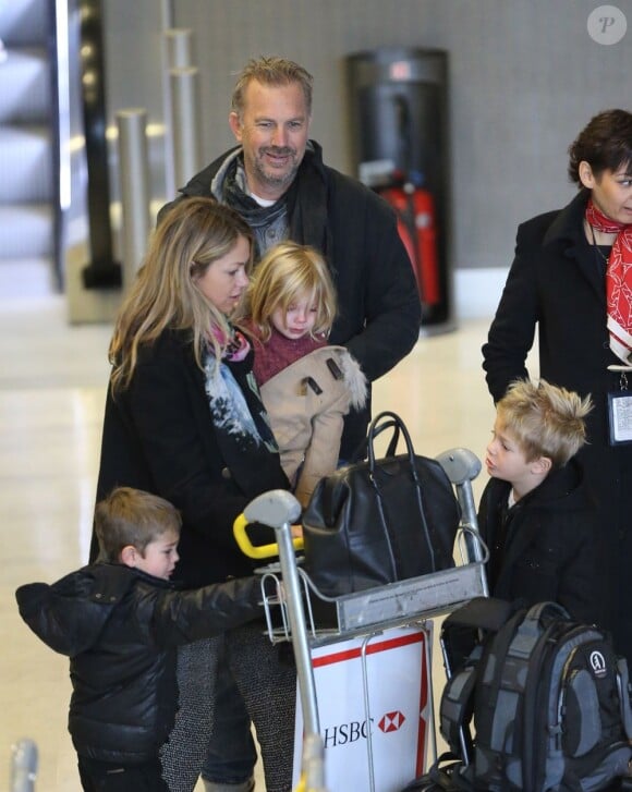 Kevin Costner, sa femme Christine Baumgartner et leurs enfants Grace Avery, Hayes et Cayden débarquent avec le sourire à l'aéroport Roissy-Charles-de-Gaulle, le 15 janvier 2013.