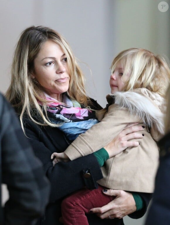 Christine Baumgartner avec Grace Avery dans ses bras à l'aéroport Roissy-Charles-de-Gaulle, le 15 janvier 2013.