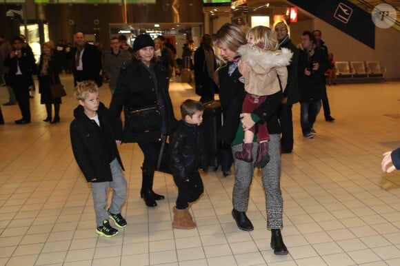 La petite famille Costner lors de son arrivée à l'aéroport Roissy-Charles-de-Gaulle, le 15 janvier 2013.