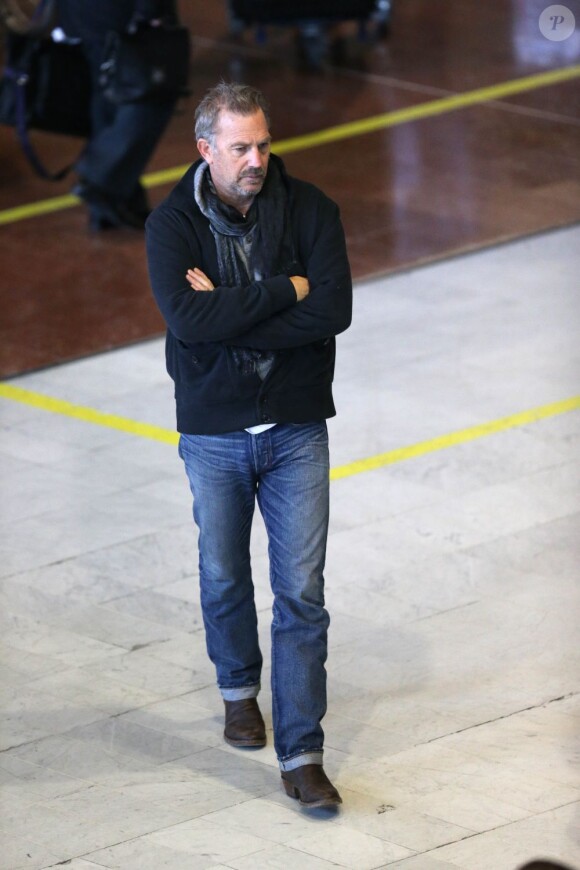 Kevin Costner marche seul à l'aéroport Roissy-Charles-de-Gaulle, le 15 janvier 2013.