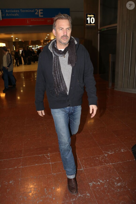Kevin Costner au visage fatigué à son arrivée à l'aéroport Roissy-Charles-de-Gaulle, le 15 janvier 2013.