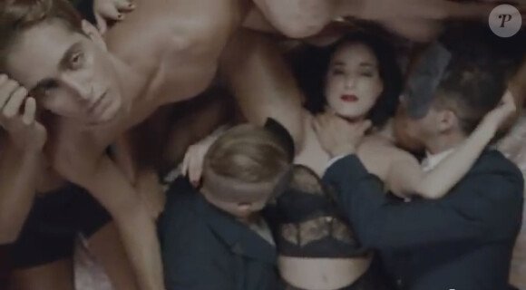 Dita Von Teese s'abandonne à des fantasmes sexuels intenses dans le clip Disintegration du duo synthpop anglais Monarchy (janvier 2013)
