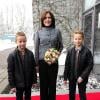 La princesse Mary de Danemark accueillie par des ados jumeaux à l'université Syddansk à Odense le 15 janvier 2013 pour célébrer le 60e anniversaire du registre danois des jumeaux, dont elle est officiellement devenue la marraine en décembre 2012.