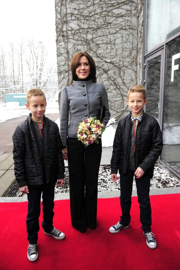 La princesse Mary de Danemark accueillie par des ados jumeaux à l'université Syddansk à Odense le 15 janvier 2013 pour célébrer le 60e anniversaire du registre danois des jumeaux, dont elle est officiellement devenue la marraine en décembre 2012.
