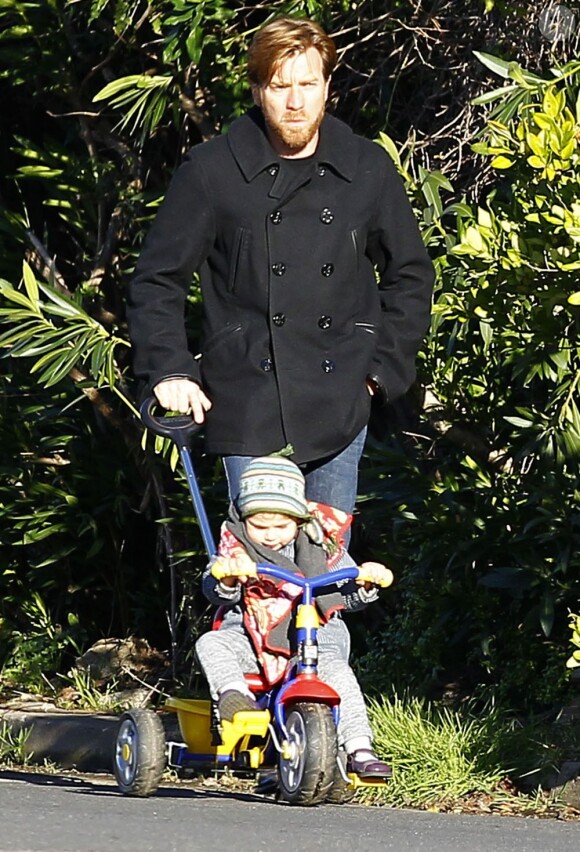 Ewan McGregor se promène avec sa quatrième fille Anouk. Photo prise à Los Angeles, le 16 janvier 2013. La petite fille semble ravie d'être sur son tricycle.