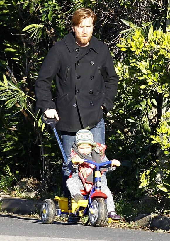 Ewan McGregor se promène avec sa quatrième fille Anouk. Photo prise à Los Angeles, le 16 janvier 2013.