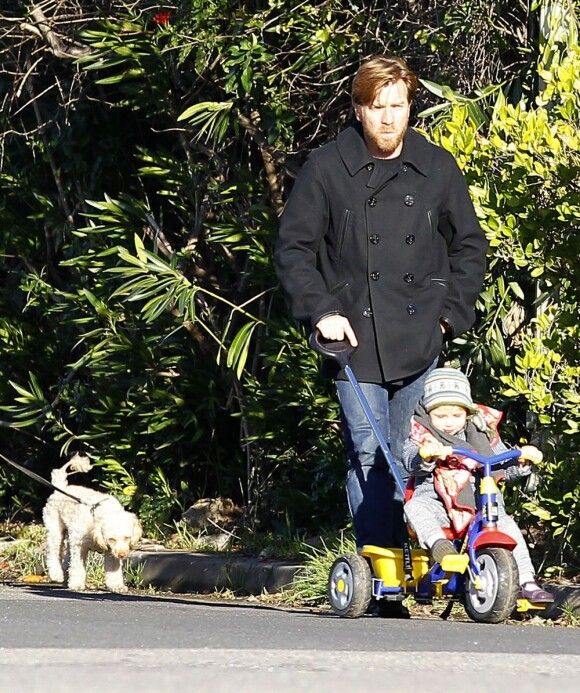 L'acteur Ewan McGregor se promène avec sa quatrième fille Anouk. Photo prise à Los Angeles, le 16 janvier 2013.