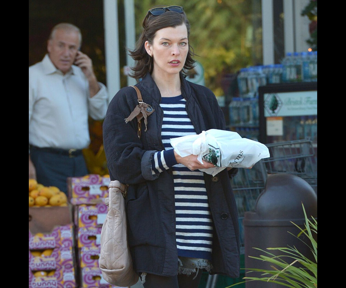 Vidéo : Milla Jovovich fait du shopping à Bristol Farms. Los Angeles