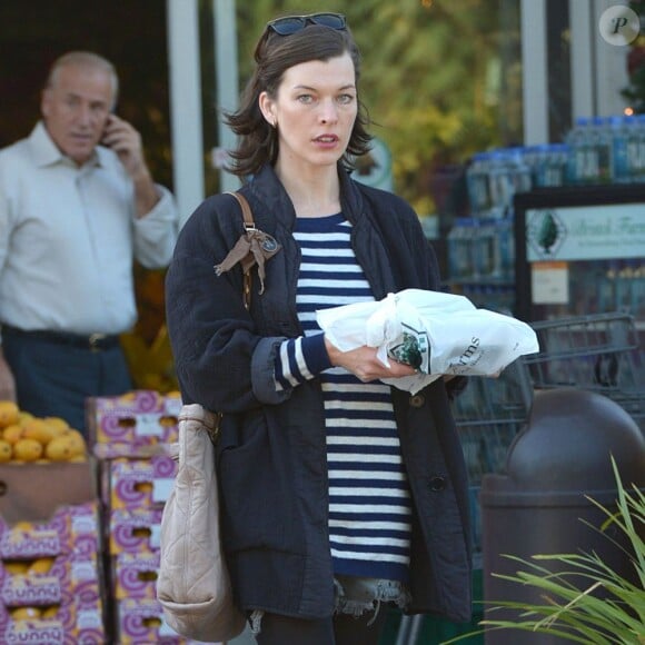 Milla Jovovich fait du shopping à Bristol Farms. Los Angeles, le 21 novembre 2012.