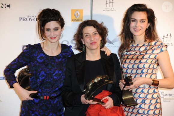 Judith Chemla, Noémie Lvovsky et Julia Faure avec leurs trophées pendant la cérémonie des Lumières 2013 à la Gaïté Lyrique, Paris, le 18 janvier 2013.