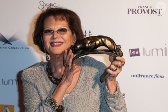 Claudia Cardinale et son trophée d'honneur à la cérémonie des Lumières 2013 à la Gaïté Lyrique, Paris, le 18 janvier 2013.