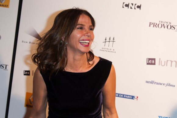 La présidente de l'édition 2013 Victoria Abril tout sourire lors de la cérémonie des Lumières 2013 à la Gaïté Lyrique, Paris, le 18 janvier 2013.
