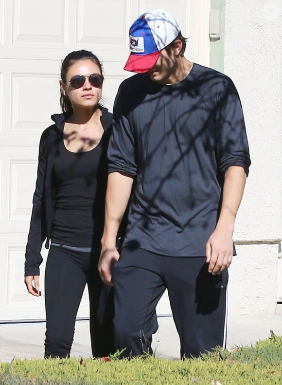 Ashton Kutcher et Mila Kunis, deux amoureux en balade à West Hollywood, Los Angeles, le 19 janvier 2013.