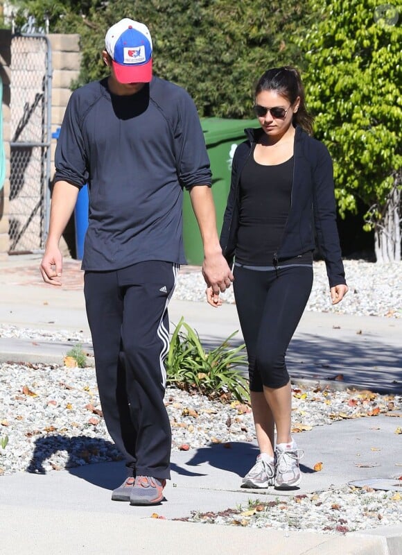 Ashton Kutcher et Mila Kunis se baladent en amoureux à West Hollywood, Los Angeles, le 19 janvier 2013.