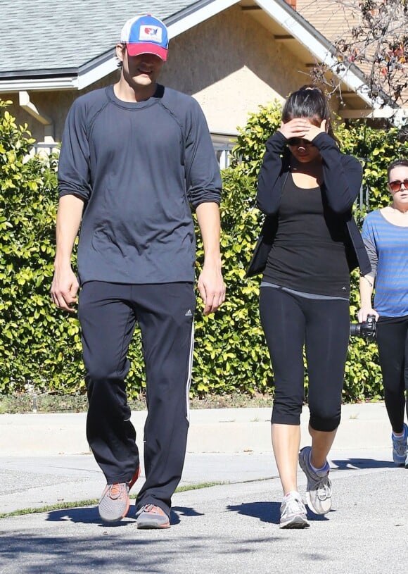 Ashton Kutcher et Mila Kunis se promènent dans les rues d'Hollywood, le 19 janvier 2013.
