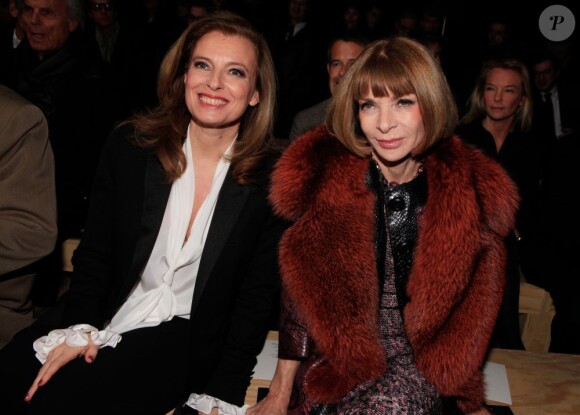 Valérie Trierweiler et Anna Wintour, très complices, au premier rang du défilé Yves Saint Laurent, à Paris le 20 janvier 2013.