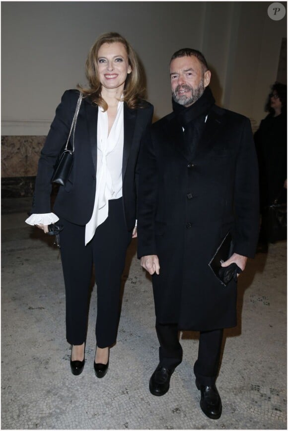 Valérie Trierweiler et Jean-Paul Cluzel, le président du Grand Palais, lors du défilé Yves Saint Laurent à Paris le 20 janvier 2013.