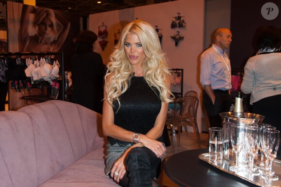 Victoria Silvstedt présente Very Victoria Silvstedt, nom de sa collection de lingerie élaborée avec la marque Marie Meili, lors du Salon international de la Lingerie. Paris, le 20 janvier 2013.