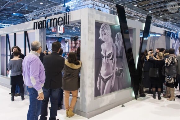 Les curieux devant le stand Marie Meili du Salon international de la Lingerie, immortalisent Victoria Silvstedt qui présente sa collection de sous-vêtements Very Victoria Silvstedt. Paris, le 20 janvier 2013.