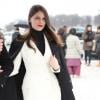 Laetitia Casta brave le froid et arrive au défilé Dior Haute Couture à Paris le 21 janvier 2013