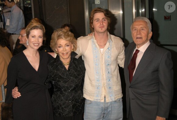 Diandra et son fils Cameron Douglas avec Kirk Douglas et son épouse à New York le 13 avril 2003
