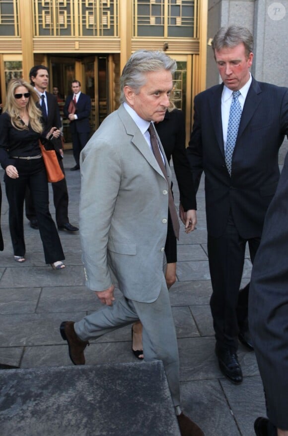 Michael Douglas et sa première femme Diandra sortant du tribunal à New York après la condamnation de leur fils, Cameron, le 20 avril 2010