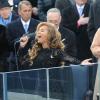 Beyoncé chante The Star Spangled Banner, l'hymne national américain lors de l'investiture de Barack Obama dont elle recevra les chaleureuses félicitations et un baiser, le 21 janvier 2013 à Washington