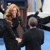Beyoncé félicitée par Barack Obama après avoir chanté The Star Spangled Banner, l'hymne national américain lors de l'investiture de celui-ci dont elle recevra les chaleureuses félicitations et un baiser, le 21 janvier 2013 à Washington