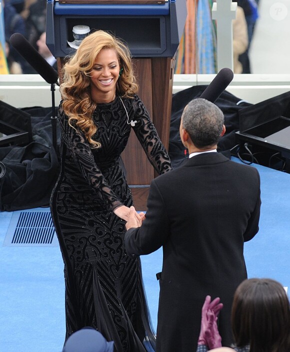 Beyoncé félicitée par Barack Obama après avoir chanté The Star Spangled Banner, l'hymne national américain lors de l'investiture de celui-ci dont elle recevra les chaleureuses félicitations et un baiser, le 21 janvier 2013 à Washington
