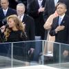 Beyoncé chante The Star Spangled Banner sous les yeux de Barack Obama dont elle recevra les chaleureuses félicitations et un baiser, le 21 janvier 2013 à Washington