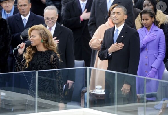 Beyoncé chante The Star Spangled Banner sous les yeux de Barack Obama dont elle recevra les chaleureuses félicitations et un baiser, le 21 janvier 2013 à Washington
