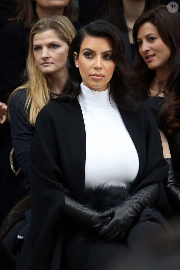 Kim Kardashian assiste du premier rang au défilé Stéphane Rolland haute couture printemps-été 2013 au Palais de Tokyo. Paris, le 22 janvier 2013.