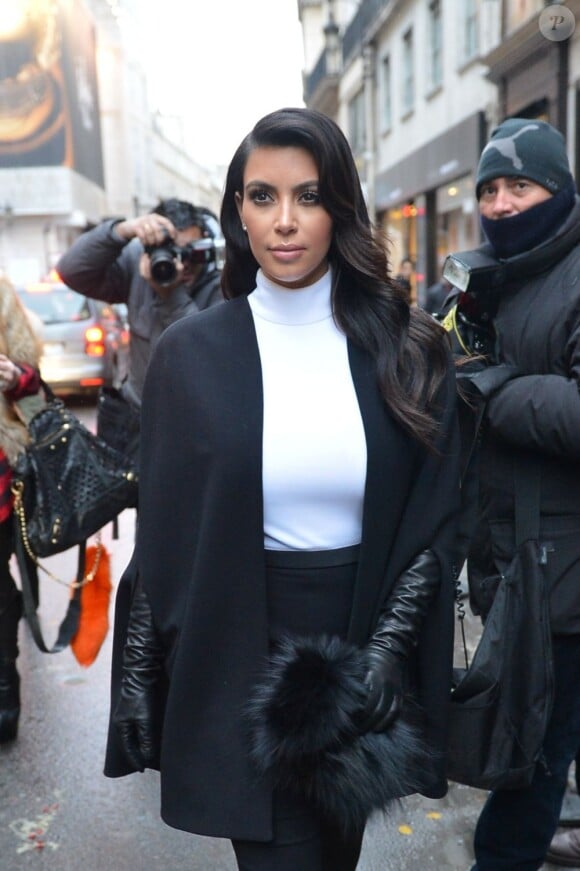 Kim Kardashian quitte à nouveau l'hôtel Costes pour faire un peu de shopping. Paris, le 22 janvier 2013.