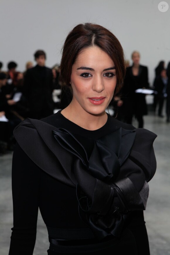 La chanteuse Sofia Essaïdi assiste au défilé haute-couture printemps-été 2013 de Stéphane Rolland au Palais de Tokyo. Paris, le 22 janvier 2013.