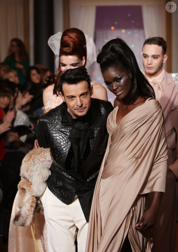 Julien, ancien participant de Secret Story 6, défile pour la collection Haute Couture printemps-été du couturier Eric Tibusch à l'hôtel d'Evreux in Paris, le 21 janvier 2013