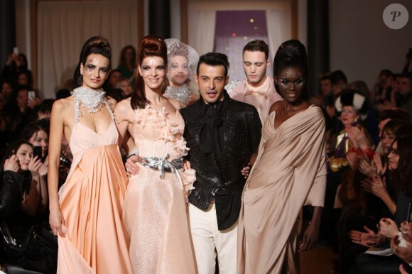 Le séduisant Julien de Secret Story 6 défile pour la collection Haute Couture printemps-été du couturier Eric Tibusch à l'hôtel d'Evreux in Paris, le 21 janvier 2013