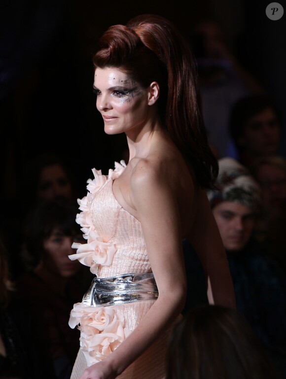 Un mannequin défile pour la collection Haute Couture printemps-été du couturier Eric Tibusch à l'hôtel d'Evreux in Paris, le 21 janvier 2013