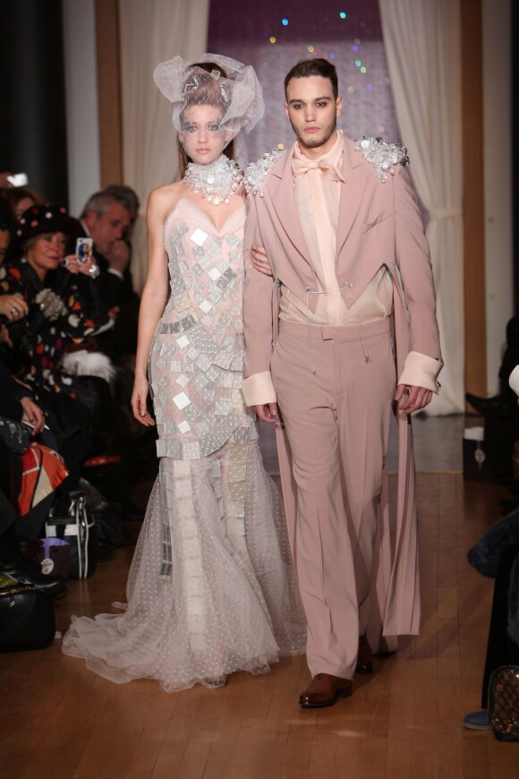 Le beau Julien de Secret Story 6 défile pour la collection Haute Couture printemps-été du couturier Eric Tibusch à l'hôtel d'Evreux in Paris, le 21 janvier 2013