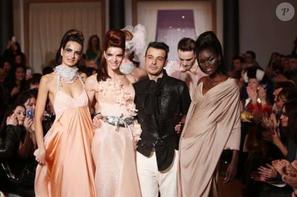 Julien de Secret Story 6 défile pour la collection Haute Couture printemps-été du couturier Eric Tibusch à l'hôtel d'Evreux in Paris, le 21 janvier 2013