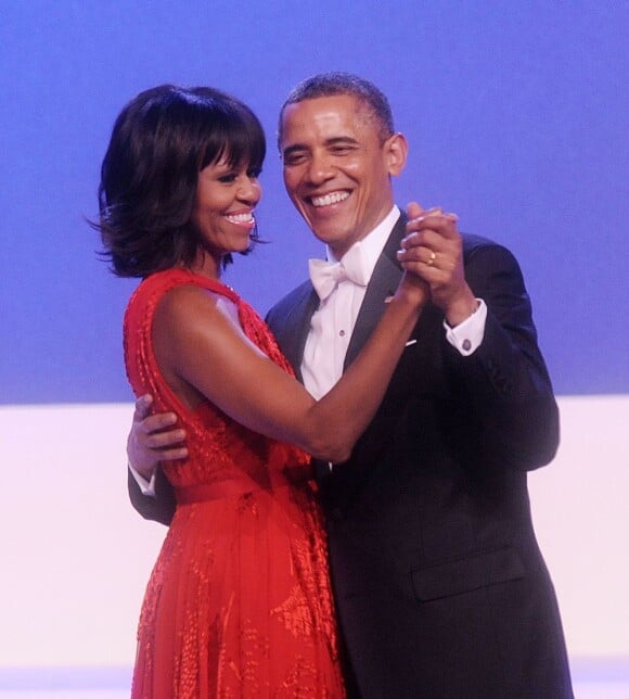 Barack Obama danse avec son épouse Michelle lors du bal organisé pour fêter son second mandat à la tête des Etats-Unis, à Washington le 21 janvier 2013.