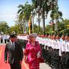 Cérémonie de bienvenue au palais Istana Nurul Iman à Bandar Seri Begawan, à Brunei, en l'honneur de la reine Beatrix des Pays-Bas, du prince Willem-Alexander et de la princesse Maxima, le 21 janvier 2013, en présence du sultan Haji Hassanal Bolkiah et de son épouse Pengiran Anak Saleha, dans le cadre d'une visite officielle de deux jours.