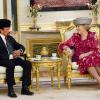 Cérémonie de bienvenue au palais Istana Nurul Iman à Bandar Seri Begawan, à Brunei, en l'honneur de la reine Beatrix des Pays-Bas, du prince Willem-Alexander et de la princesse Maxima, le 21 janvier 2013, en présence du sultan Haji Hassanal Bolkiah et de son épouse Pengiran Anak Saleha, dans le cadre d'une visite officielle de deux jours.