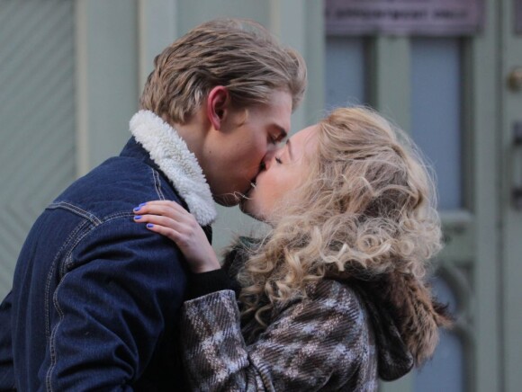 AnnaSophia Robb et Austin Butler sur le tournage de la serie The Carrie Diaries à New York, le 22 janvier 2013.