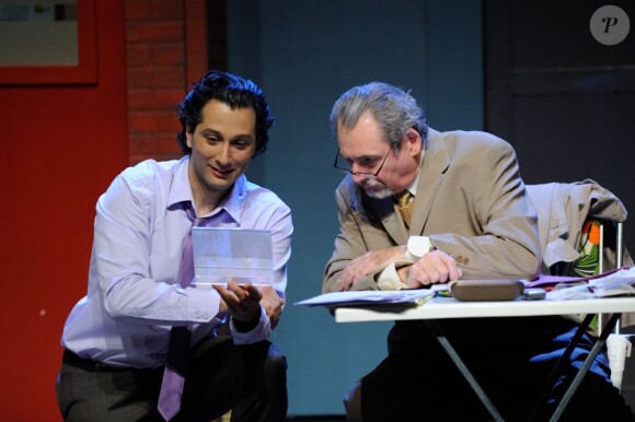 Serge Noel et Darius Kehtari lors de la première de Brigitte, directeur d'agence, au Vingtième Théâtre à Paris, le 16 janvier 2013.